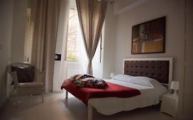 Beautiful And Spacious Apartment Next To Termini 10 Minutes From Coliseum