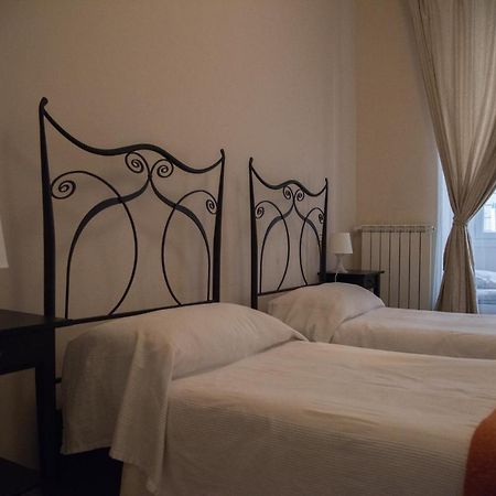 Beautiful And Spacious Apartment Next To Termini 10 Minutes From Coliseum Esterno foto